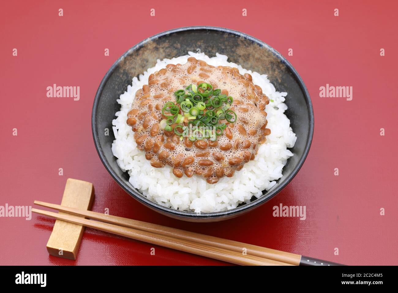 Japanisches Essen, gekochten Reis mit Natto Stockfoto