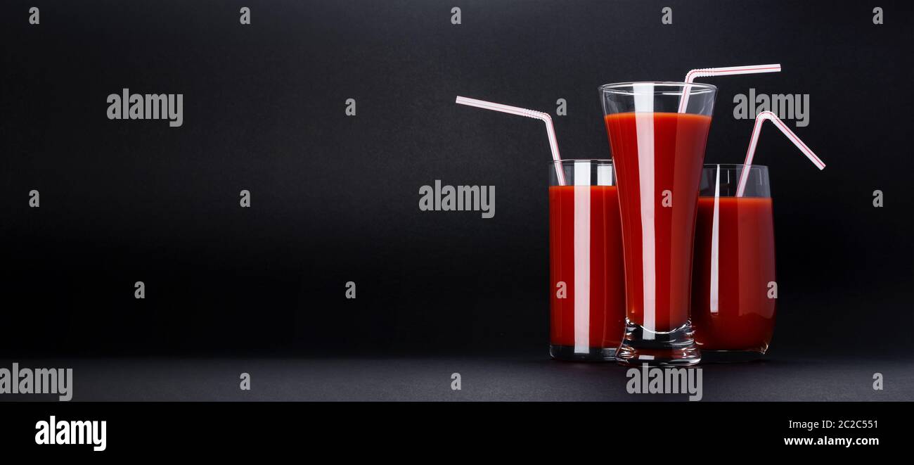 Glas Tomatensaft auf schwarzen Hintergrund mit Kopie Raum isoliert Stockfoto