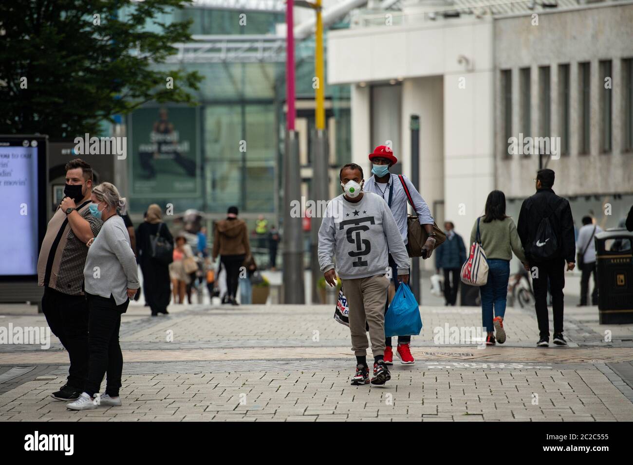 Käufer tragen Gesichtsmasken in Birmingham, da weitere Coronavirus-Sperrbeschränkungen in England aufgehoben werden. Stockfoto