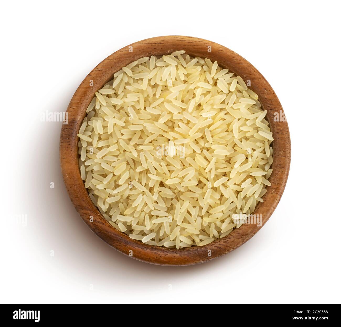 Parboiled Reis grobgrieß auf weißem Hintergrund, Ansicht von oben Stockfoto