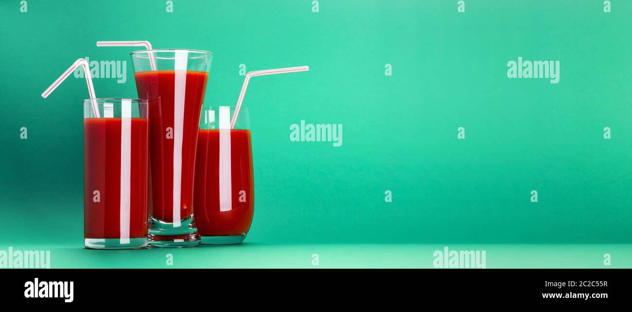 Glas Tomatensaft auf grünem Hintergrund mit Kopie Raum isoliert Stockfoto