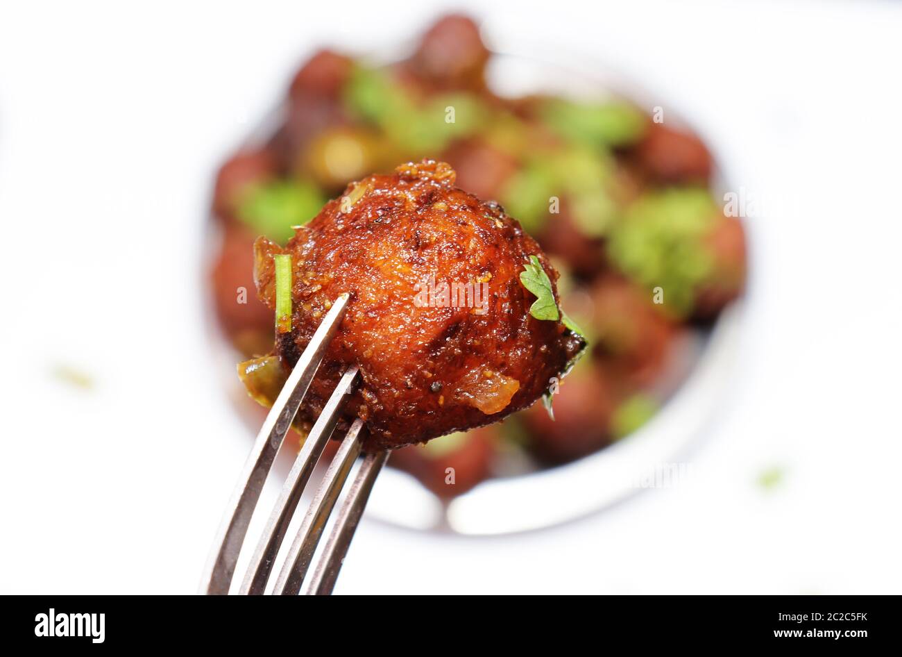 Beliebte Lebensmittel von Indien Dry Veg Manchurian Balls isoliert auf weißem Hintergrund Stockfoto