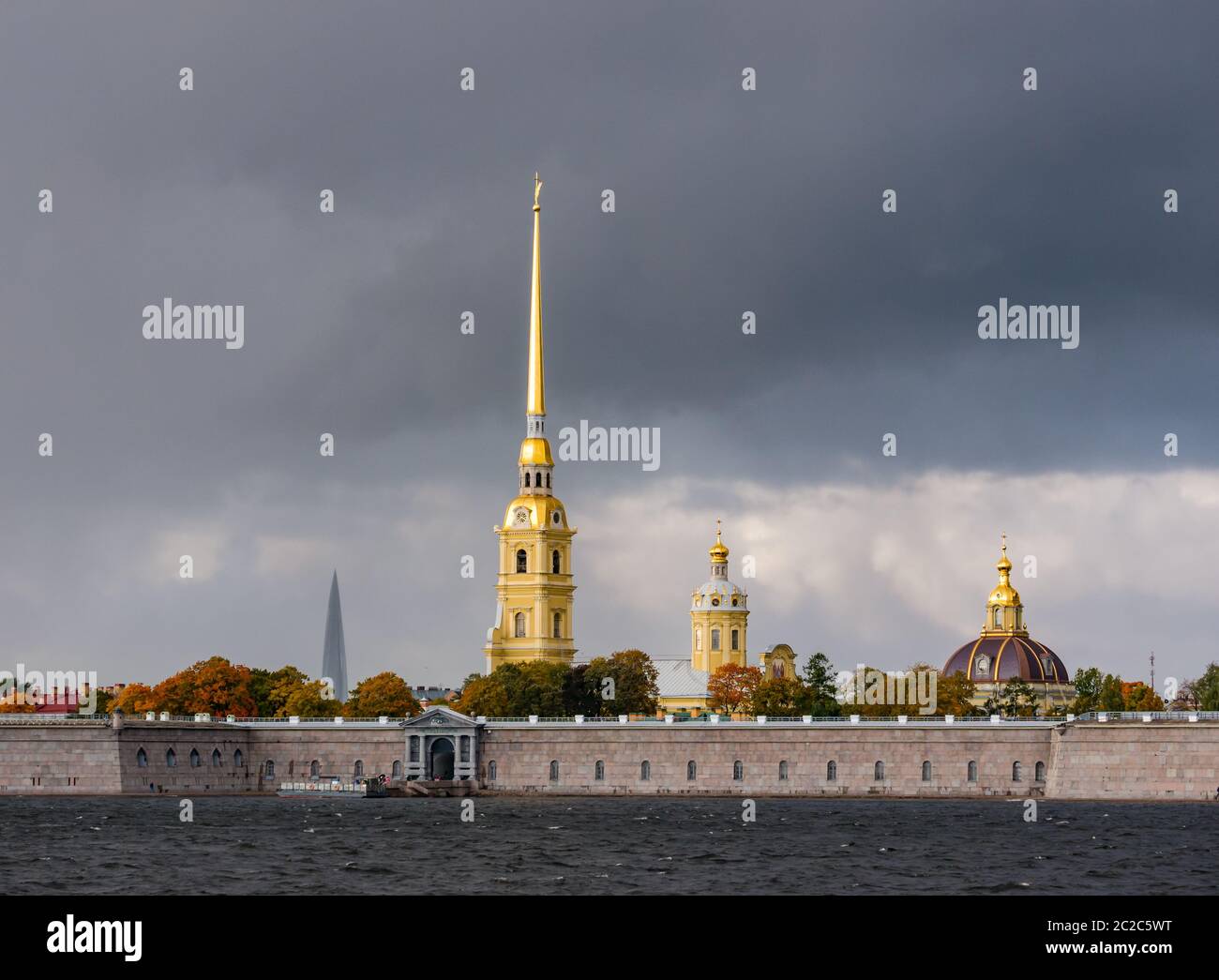 Peter und Paul Kathedrale Kirchturm, Peter und Paul Festung am Newa Fluss mit launisch stürmischen Himmel, St. Petersburg, Russland Stockfoto