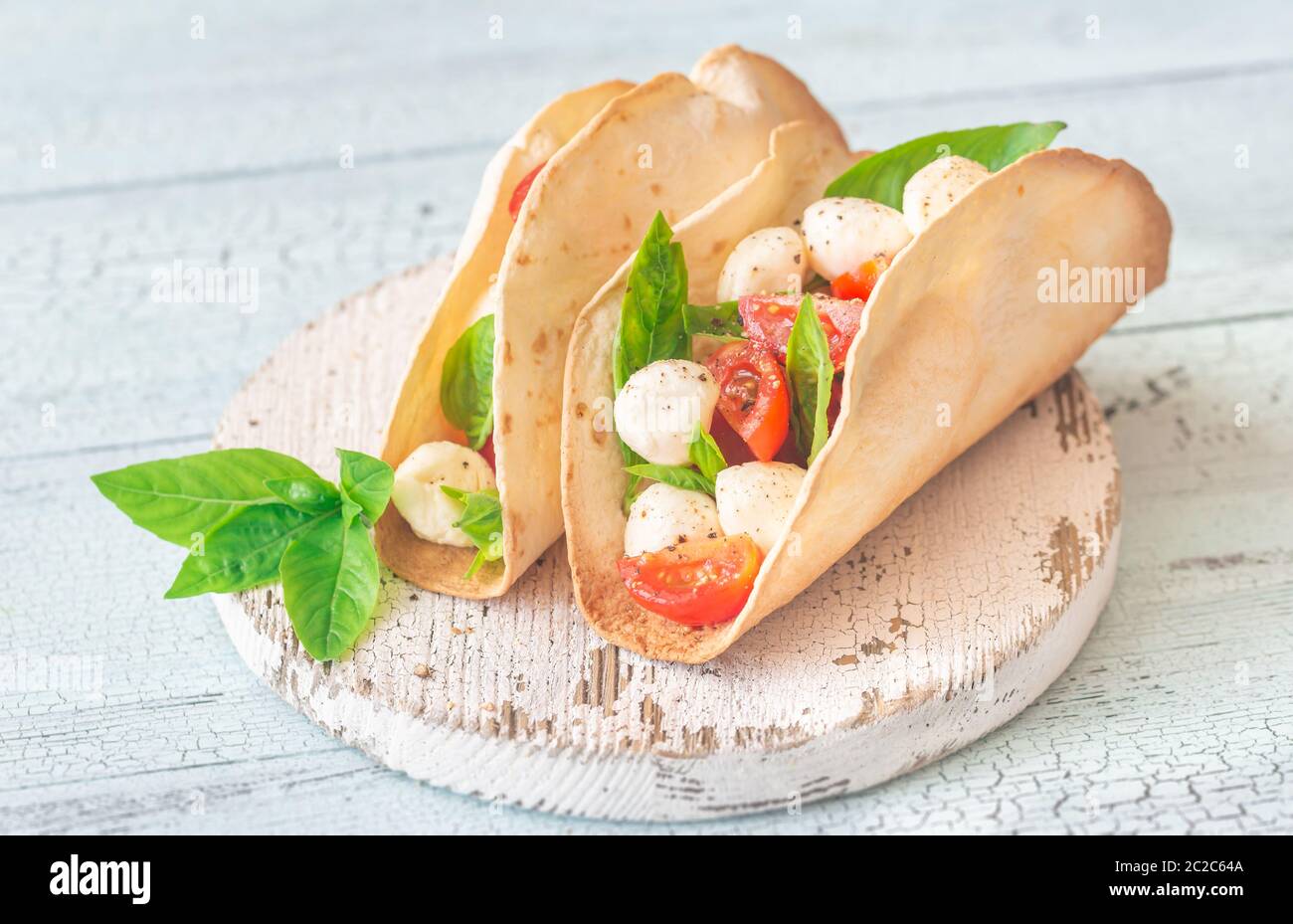 Caprese Tacos auf das Holzbrett Stockfoto