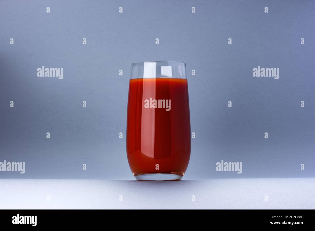 Glas Tomatensaft isoliert auf weißem Hintergrund mit Kopierraum Stockfoto
