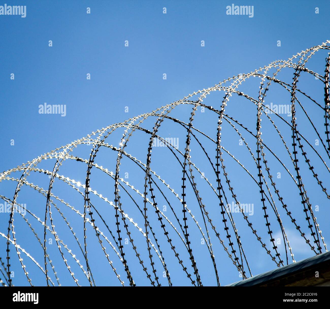 Stacheldraht an einem Zaun eines Gefängnisses, um unbefugten Zutritt zu verhindern Stockfoto