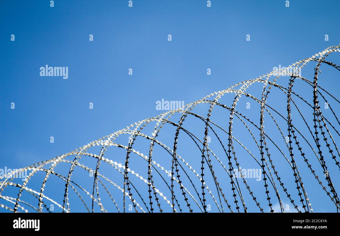 Stacheldraht an einem Zaun eines Gefängnisses, um unbefugten Zutritt zu verhindern Stockfoto