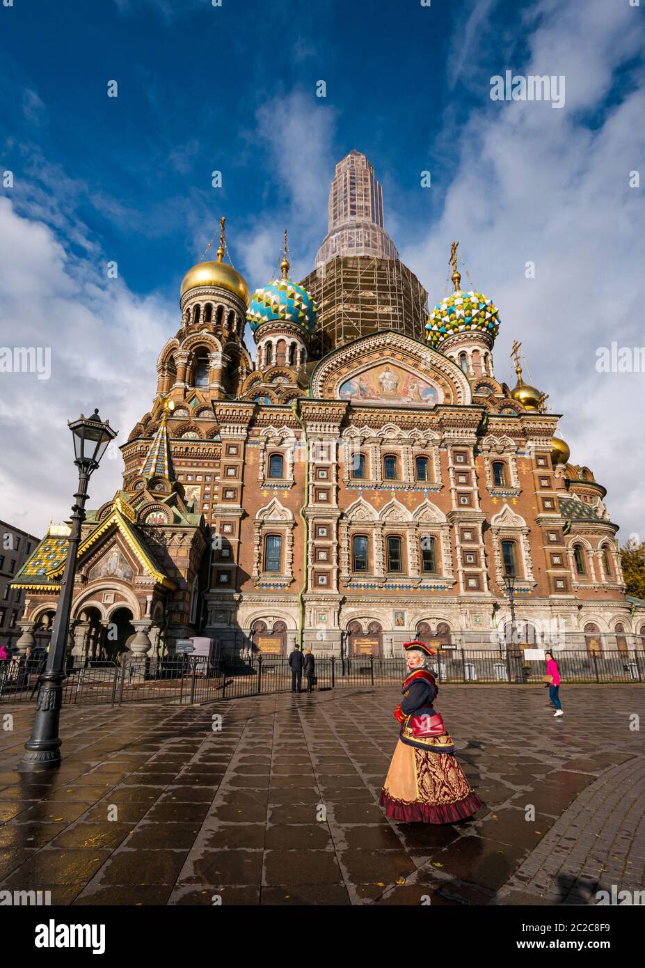 Touristen in der Kirche des Erlösers auf verschüttete Blut Fassade mit Frau in historischen Kostümen gekleidet, St. Petersburg, Russland Stockfoto