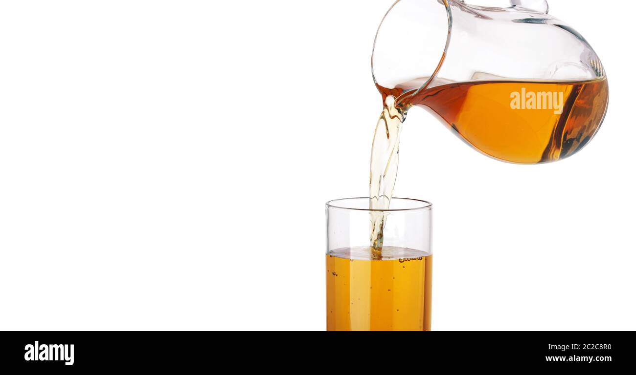 Apfelsaft Eingießen von Krug in Glas, auf weißem Hintergrund Stockfoto