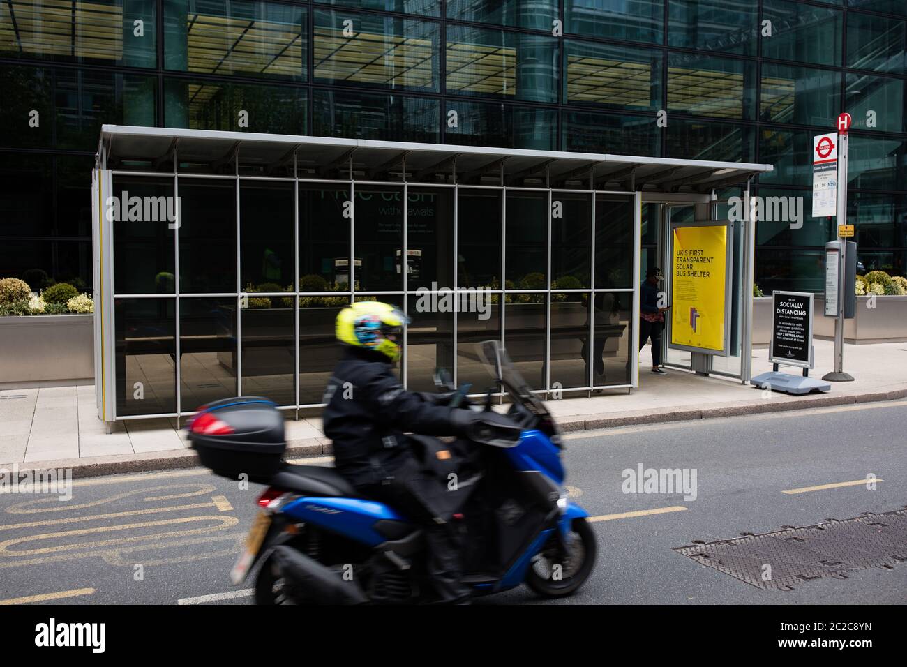 Großbritanniens erste transparente Solarbus-Unterkunft am Canada Square, Canary Wharf Stockfoto