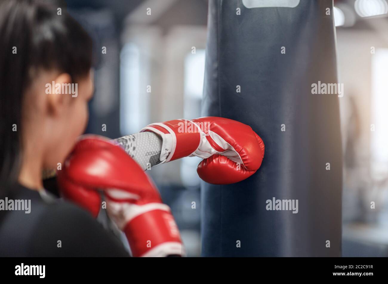 Boxerin in Handschuhen schlagen großen Boxball während der  Selbstverteidigung Klasse im Fitnessstudio, leeren Raum Stockfotografie -  Alamy