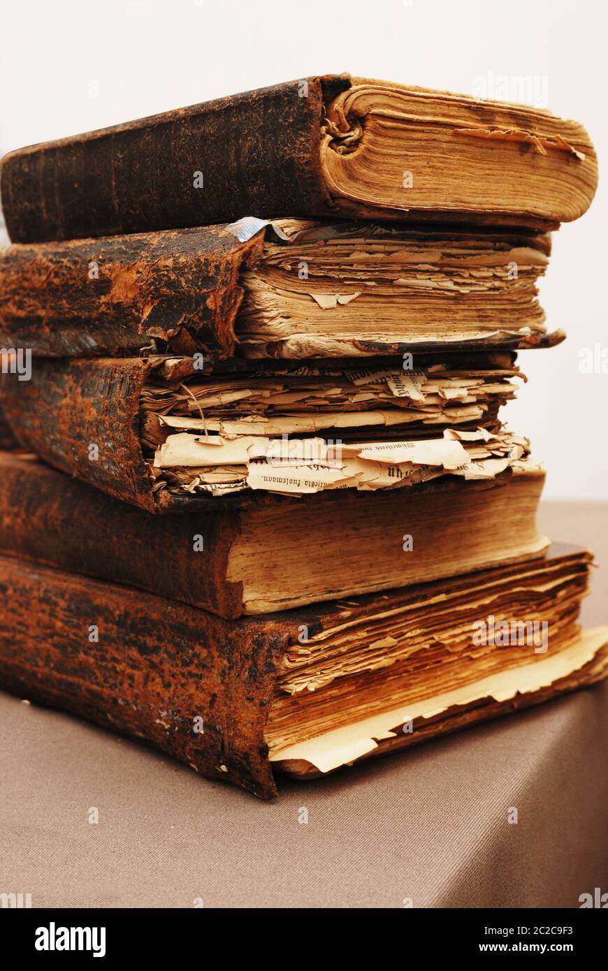Stack zerfetzt der alten Bücher auf dem Tisch Stockfoto