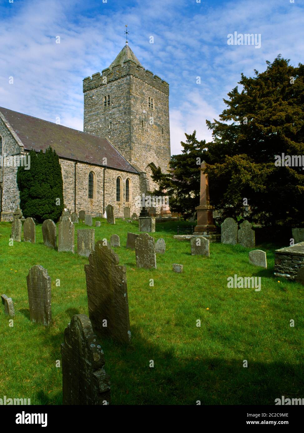 Blick nordöstlich von St David's Church, Llanddewi-Brefi, Wales, Großbritannien. Nur der Turm überlebt von C12. Kirche auf einem Erdhügel mit St. David verbunden gebaut. Stockfoto