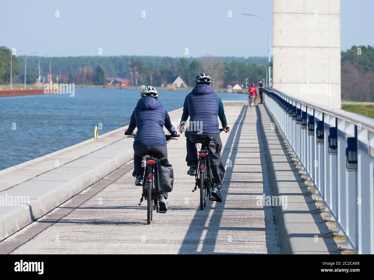 Zwei Radfahrer überqueren die Trogbrücke über die Elbe bei Hohenwarthe in Deutschland Stockfoto