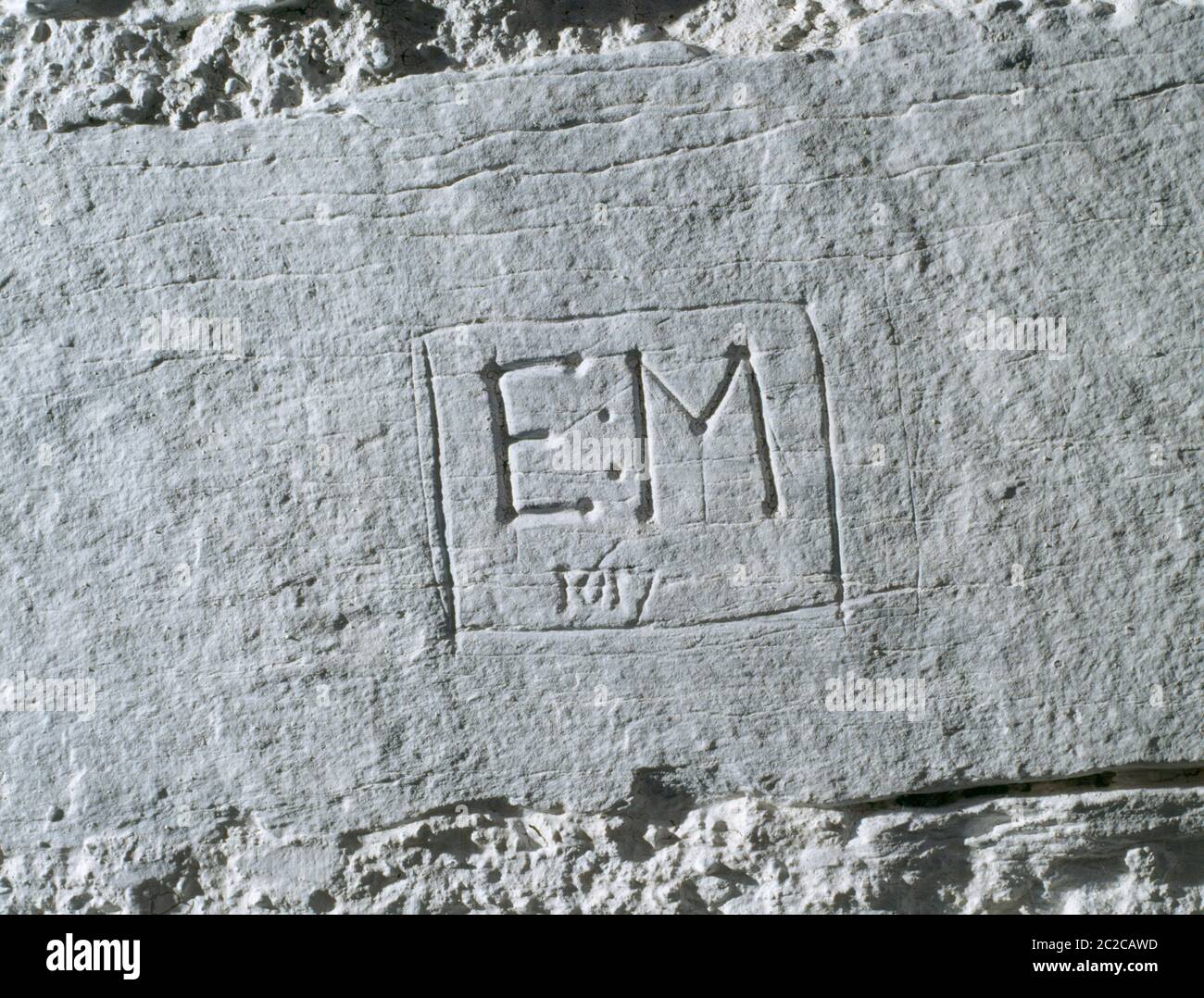 Detail der Initialen und Datum - E:M 1617 - geschnitzt auf der S-Außenseite (kurz vor der SE Ecke) der Llangar Old Parish Church, Denbighshire, Wales, UK. Stockfoto