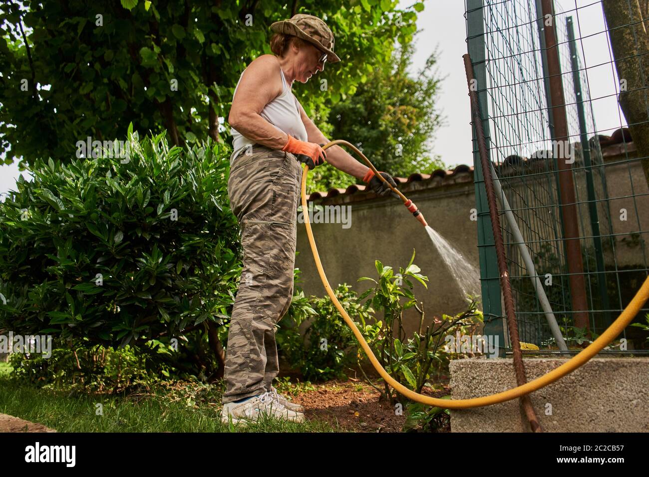 Seniorenpaar im Ruhestand arbeiten im Garten Stockfoto