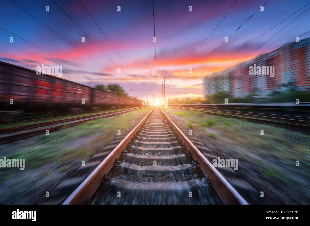 Eisenbahn und schöner Himmel bei Sonnenuntergang mit Bewegungsunschärfe Stockfoto