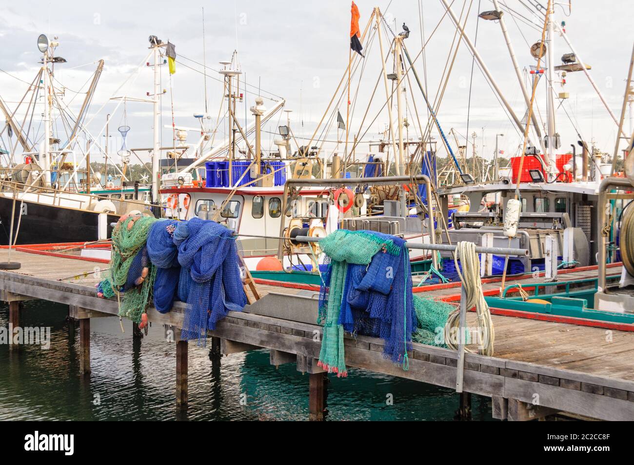 Kommerzielle Fischerboote im Hafen - Lakes Entrance, Victoria, Australien Stockfoto