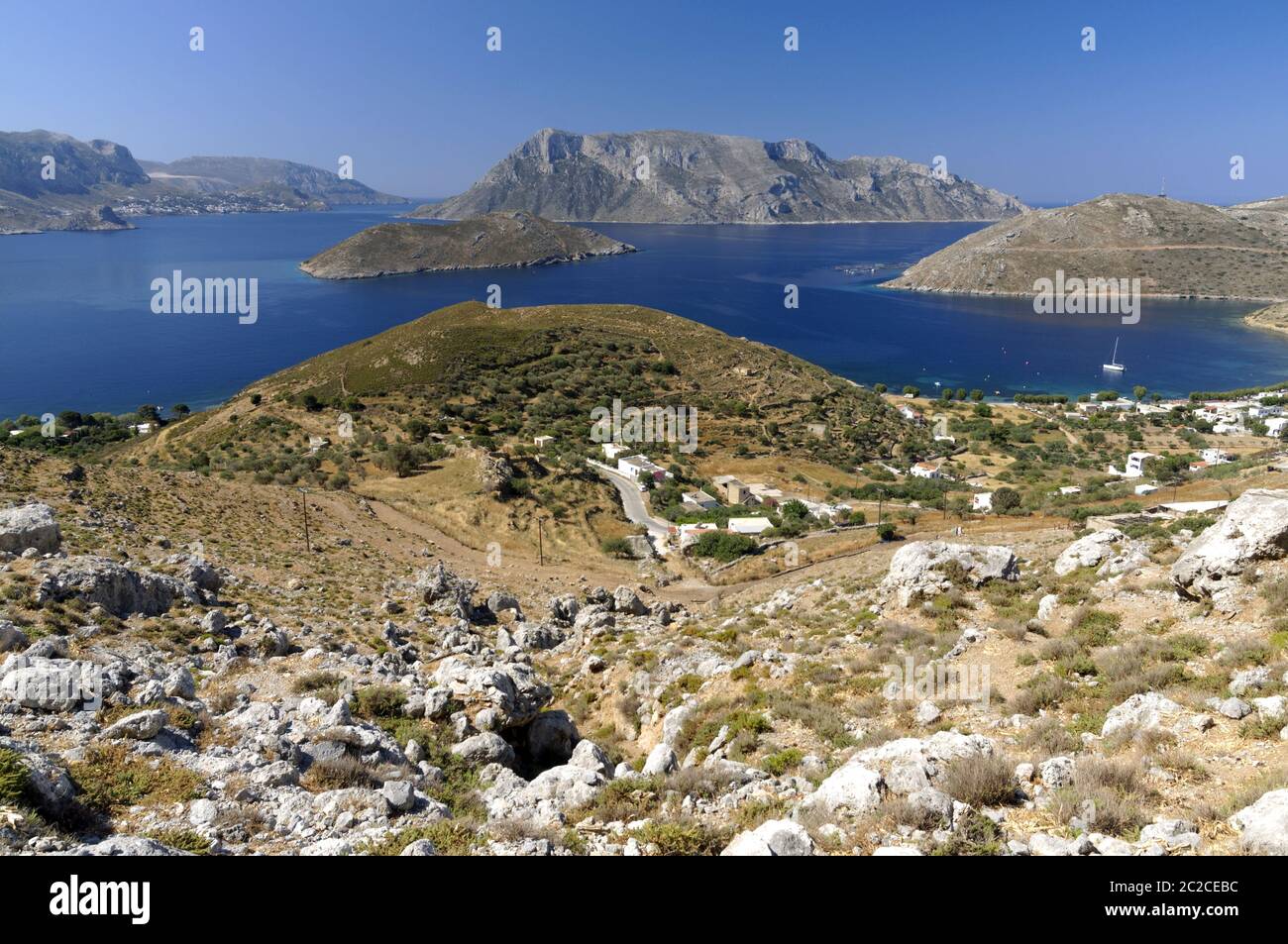 Blick auf die Insel Telendos von Bergen über Emborios, Kalymnos, Dodekanes, Griechenland. Stockfoto