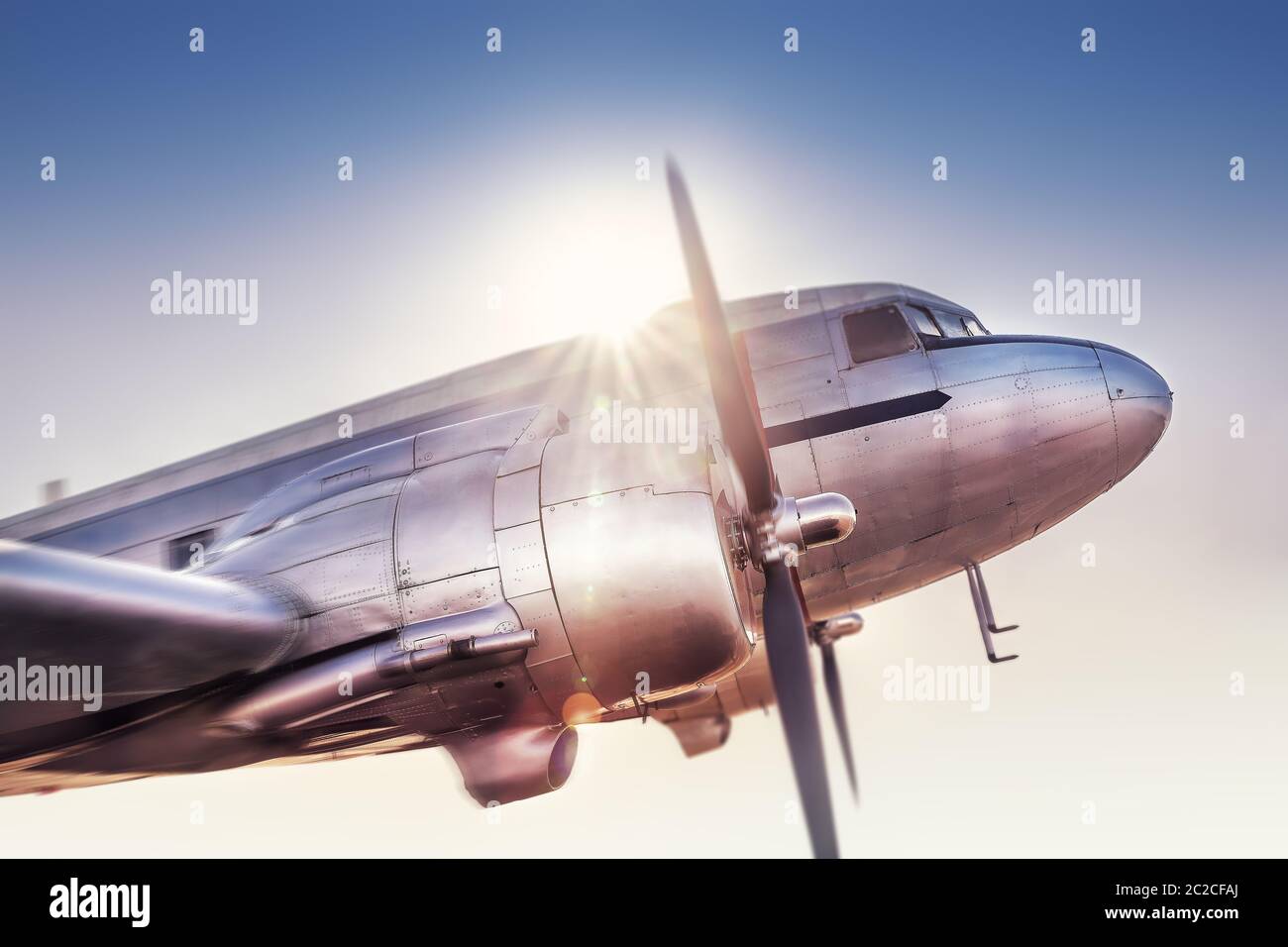 Historische Flugzeuge fliegen gegen einen Sonnenuntergang Stockfoto