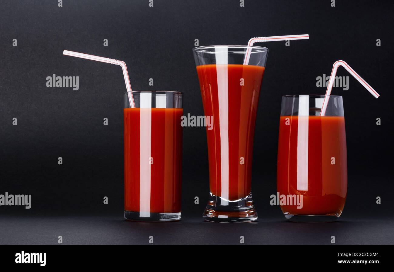 Glas Tomatensaft auf schwarzen Hintergrund mit Kopie Raum isoliert Stockfoto