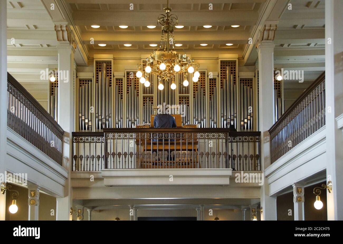 Orgel und Interieur in hellen Farben Stockfoto