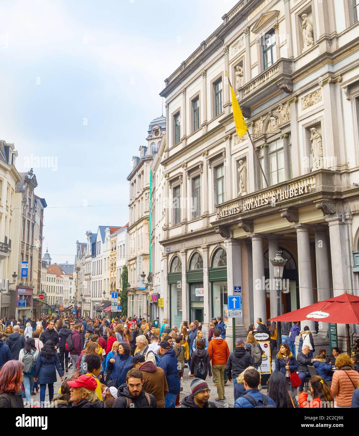 Brüssel, Belgien - 5. OKTOBER 2019: Menschenmenge auf Altstadt Straße vor der königlichen Saint-Hubert-Galerien Shopping Arkaden in Brüssel, B Stockfoto