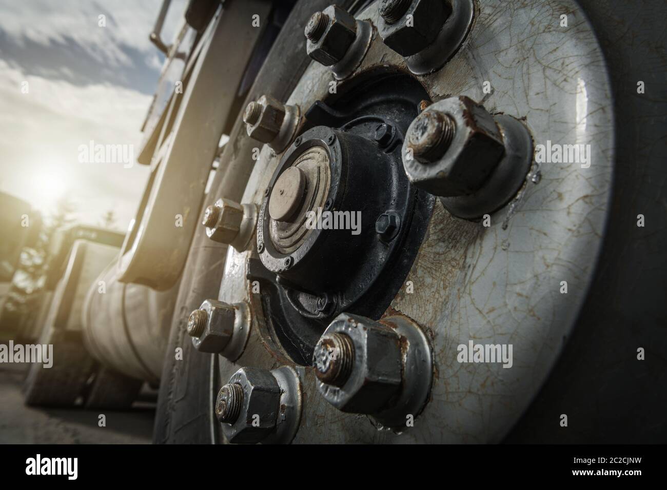 Schwerlast Transport Thema. Gealtertes Semi Truck Rad und rostige Muttern aus der Nähe. Industriekonzept. Stockfoto