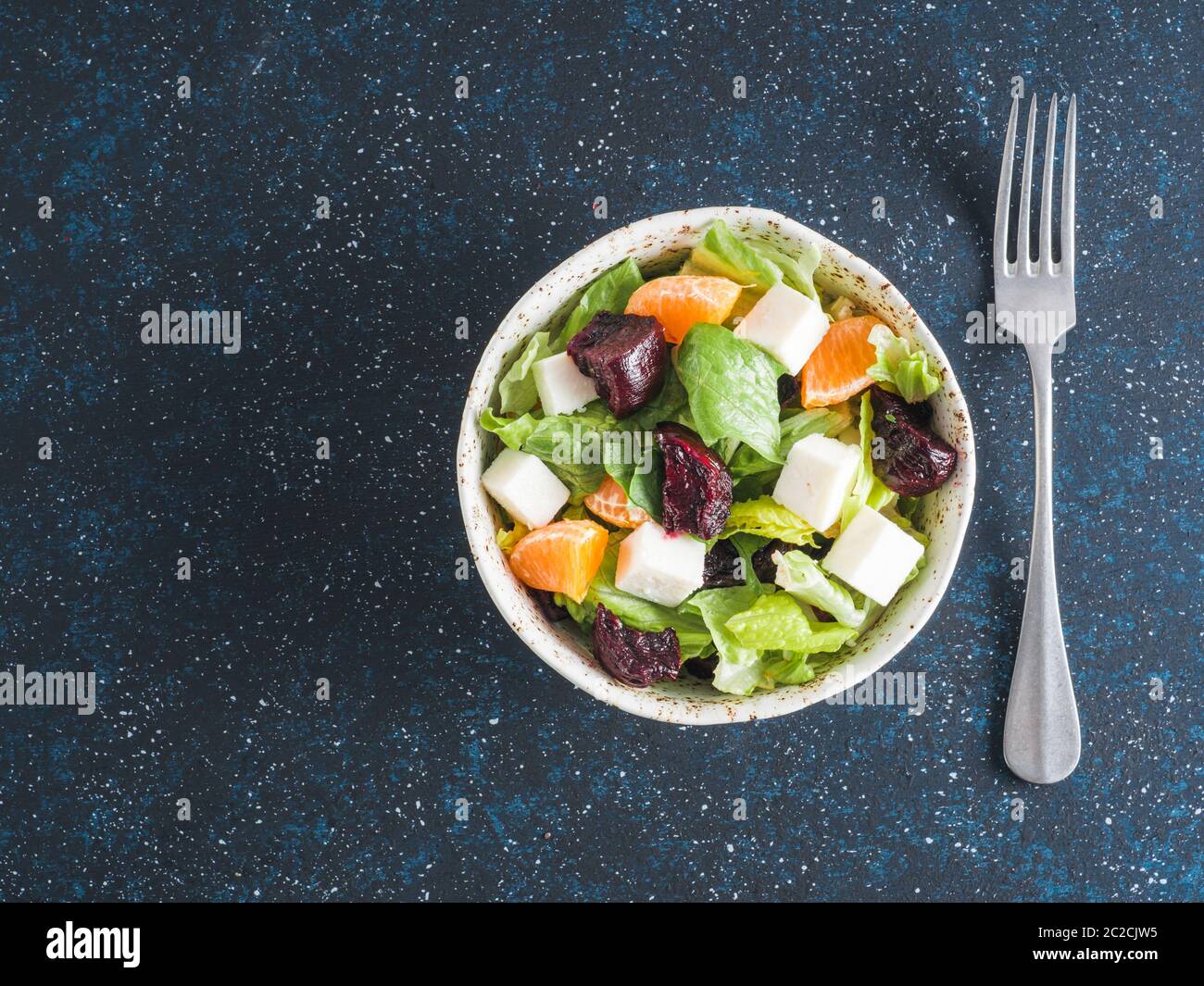 Rote Beete, Fetakäse und Orangen Salat. Stockfoto