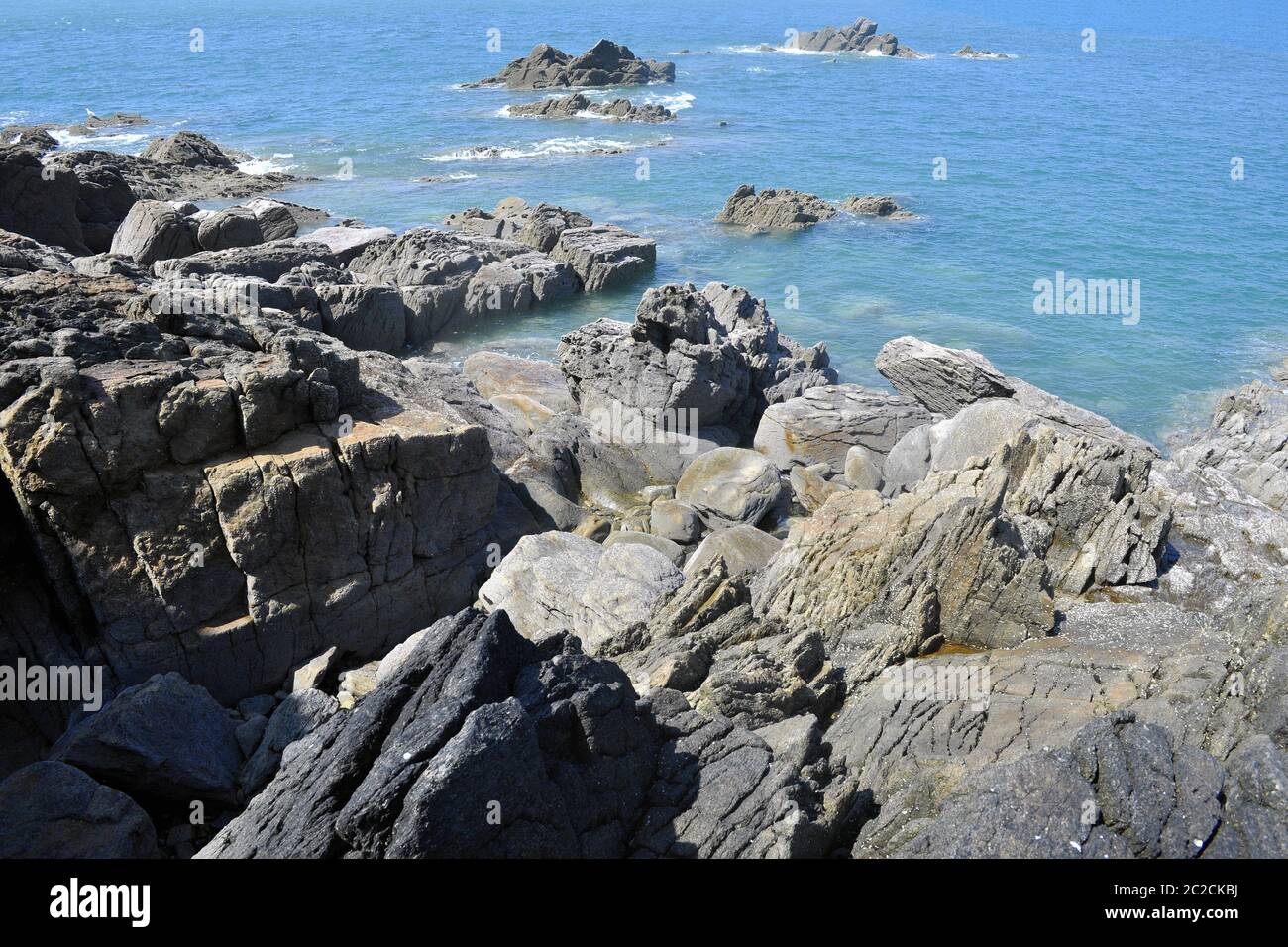 Felsenriff im Meer Stockfoto