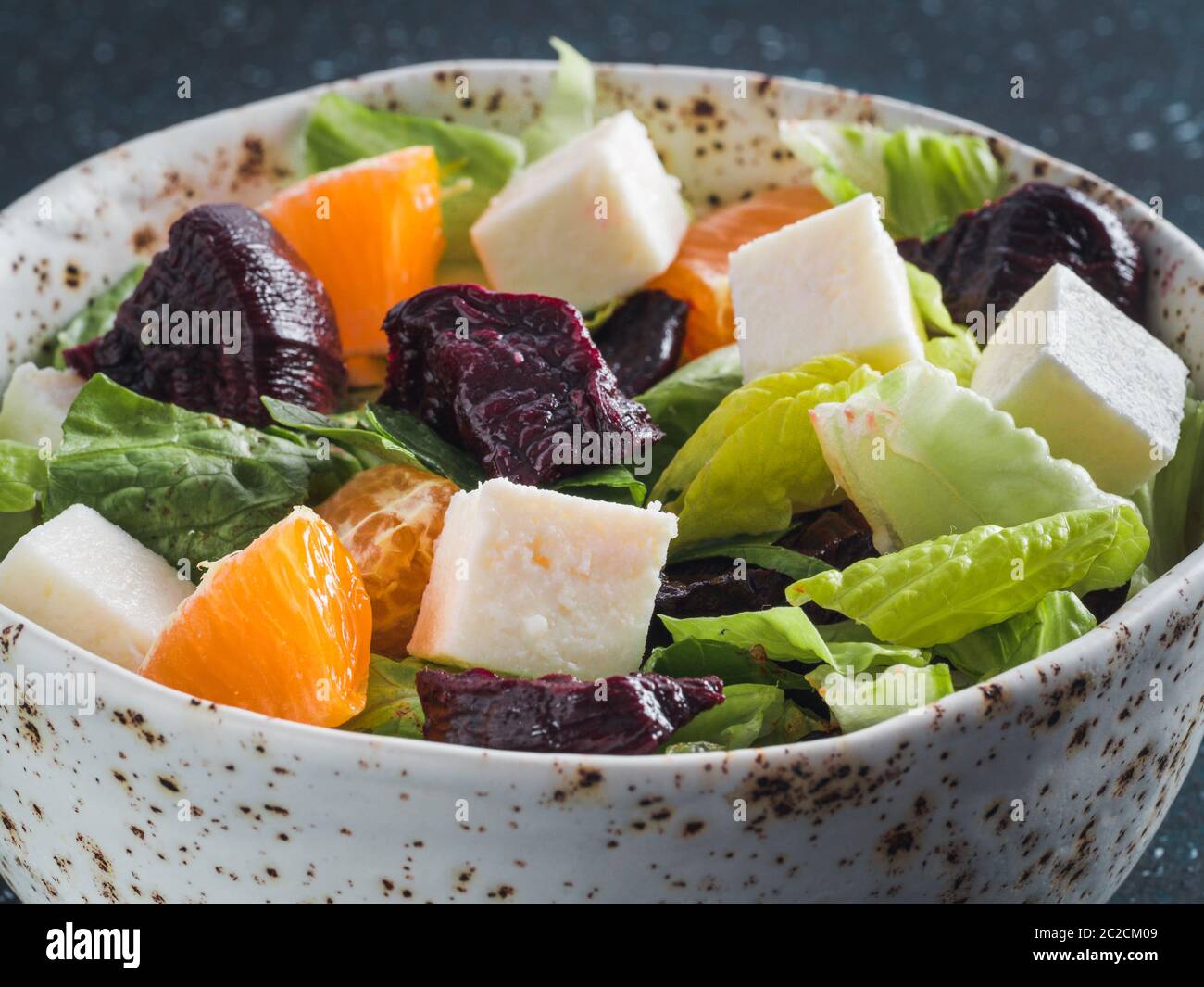 Rote Beete, Fetakäse und Orangen Salat. Stockfoto