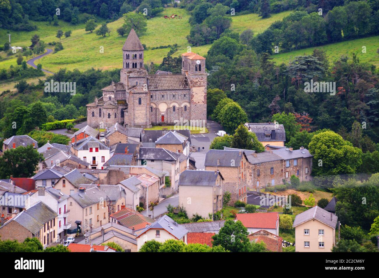 Luftaufnahme auf der romanischen Kirche Saint-Nectaire, Puy-de-Dome, Auvergne, Massif-Central, Frankreich Stockfoto