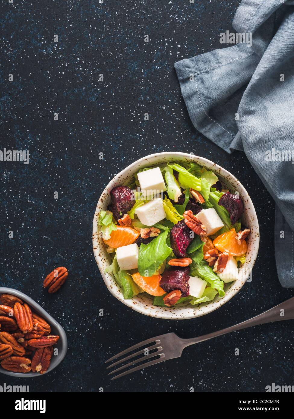 Rote Beete, Fetakäse und Orangen Salat. Stockfoto