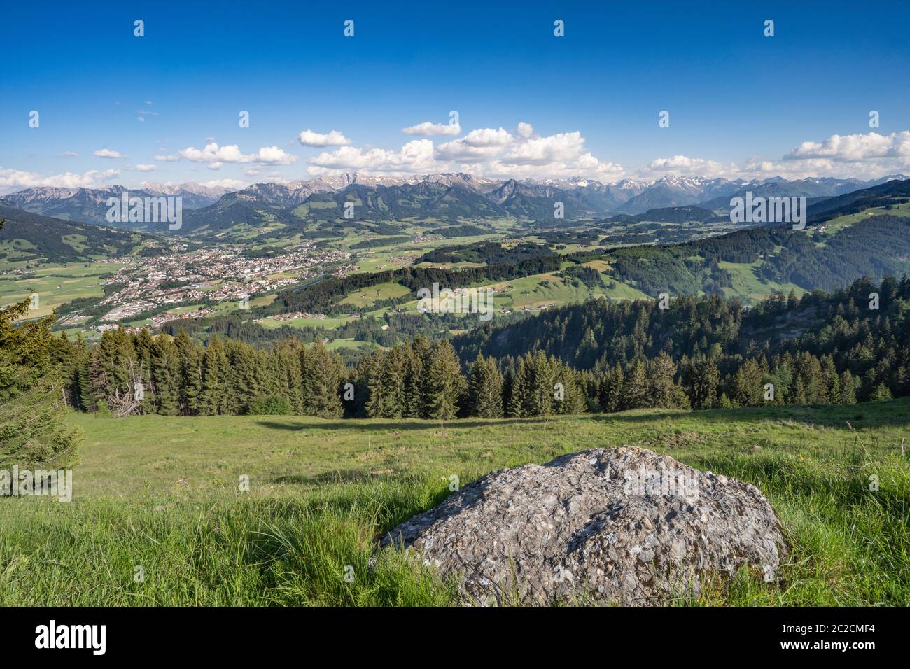 Spektakulärer Panoramablick über den Iller Tal zu den Allgauer Hochalpen zwischen Sonthofen und Oberstdorf, Allgauer Alpen, Bayern, Deutschland, Landschaft pho Stockfoto