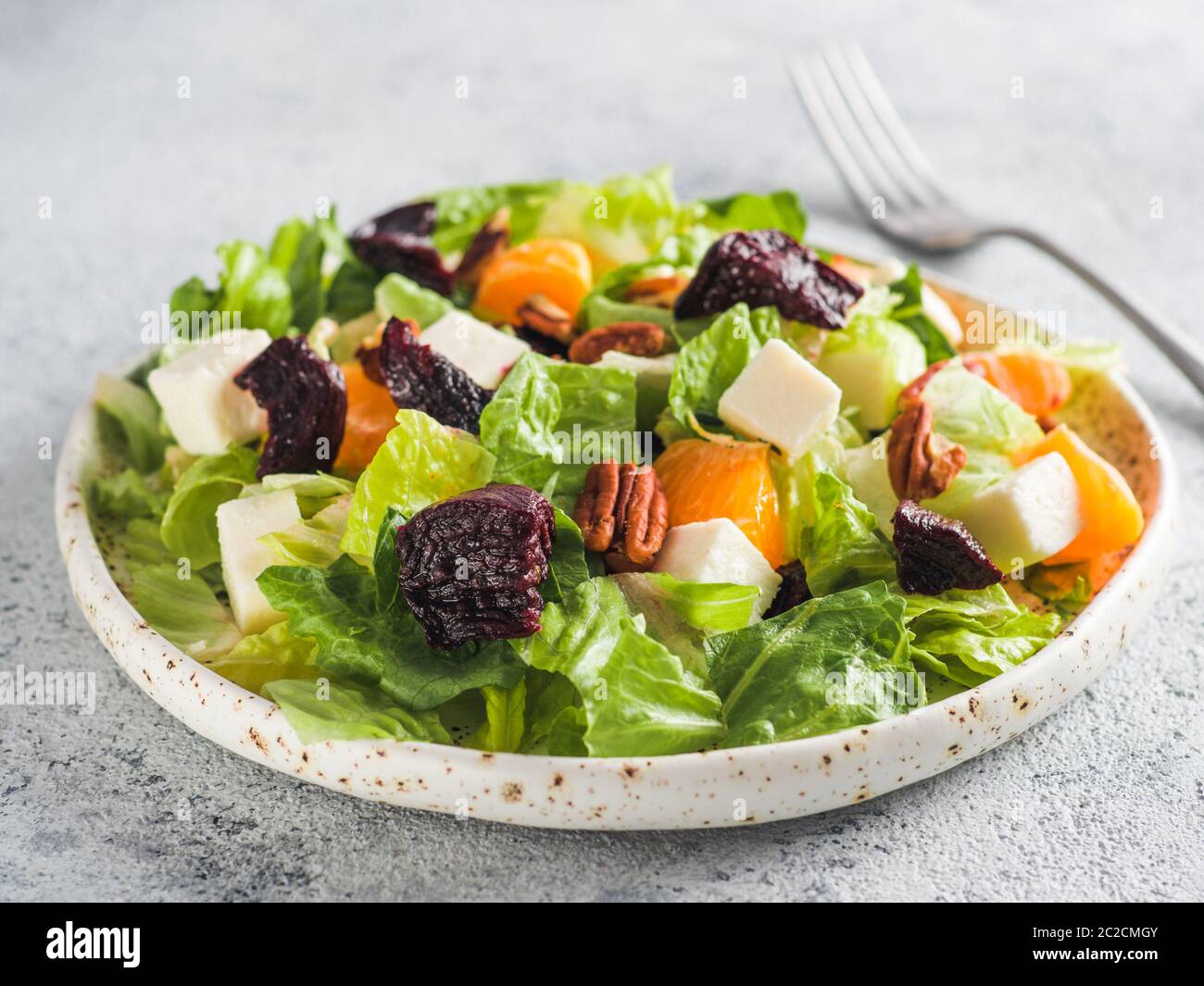 Rote Beete, Fetakäse und Orangen Salat. Stockfoto