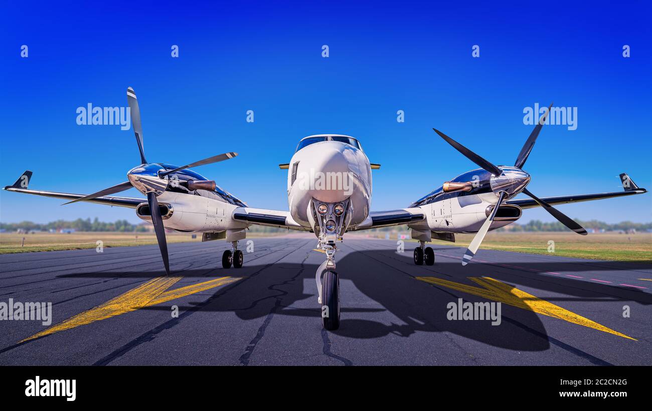 Sportflugzeug auf einer Landebahn wartet auf Start Stockfoto