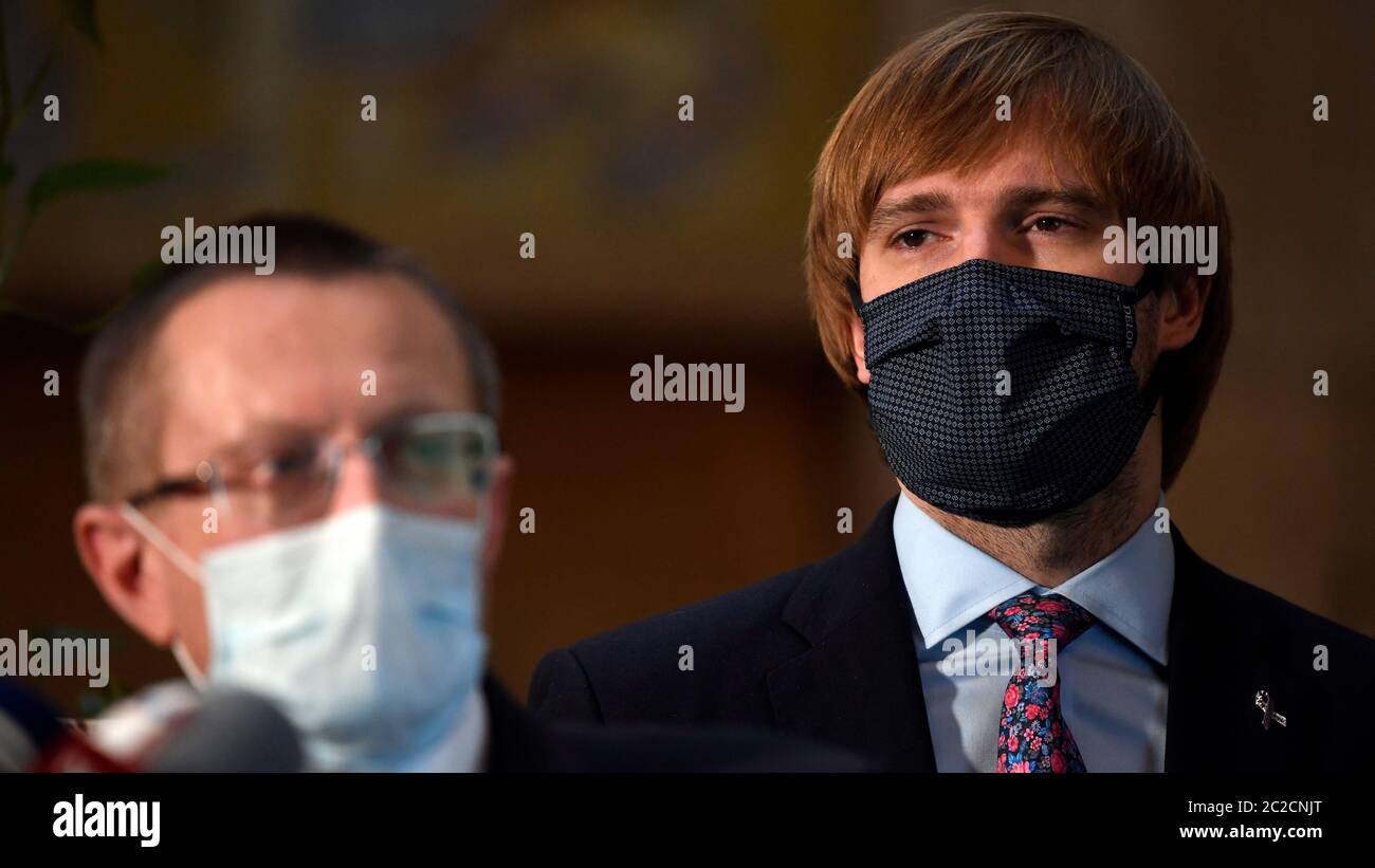 Prag, Tschechische Republik. April 2020. Der Direktor des L-R-Büros für Gesundheitsinformationen und -Statistik, Ladislav Dusek, und Gesundheitsminister Adam Vojtech, nahmen am 1. April 2020 an einer Informationsveranstaltung über die Entwicklung der COVID-19-Maßnahmen, die den erwarteten Ausbruchsfortschritt voraussichtlichen, Teil. Quelle: Michal Kamaryt/CTK Foto/Alamy Live News Stockfoto