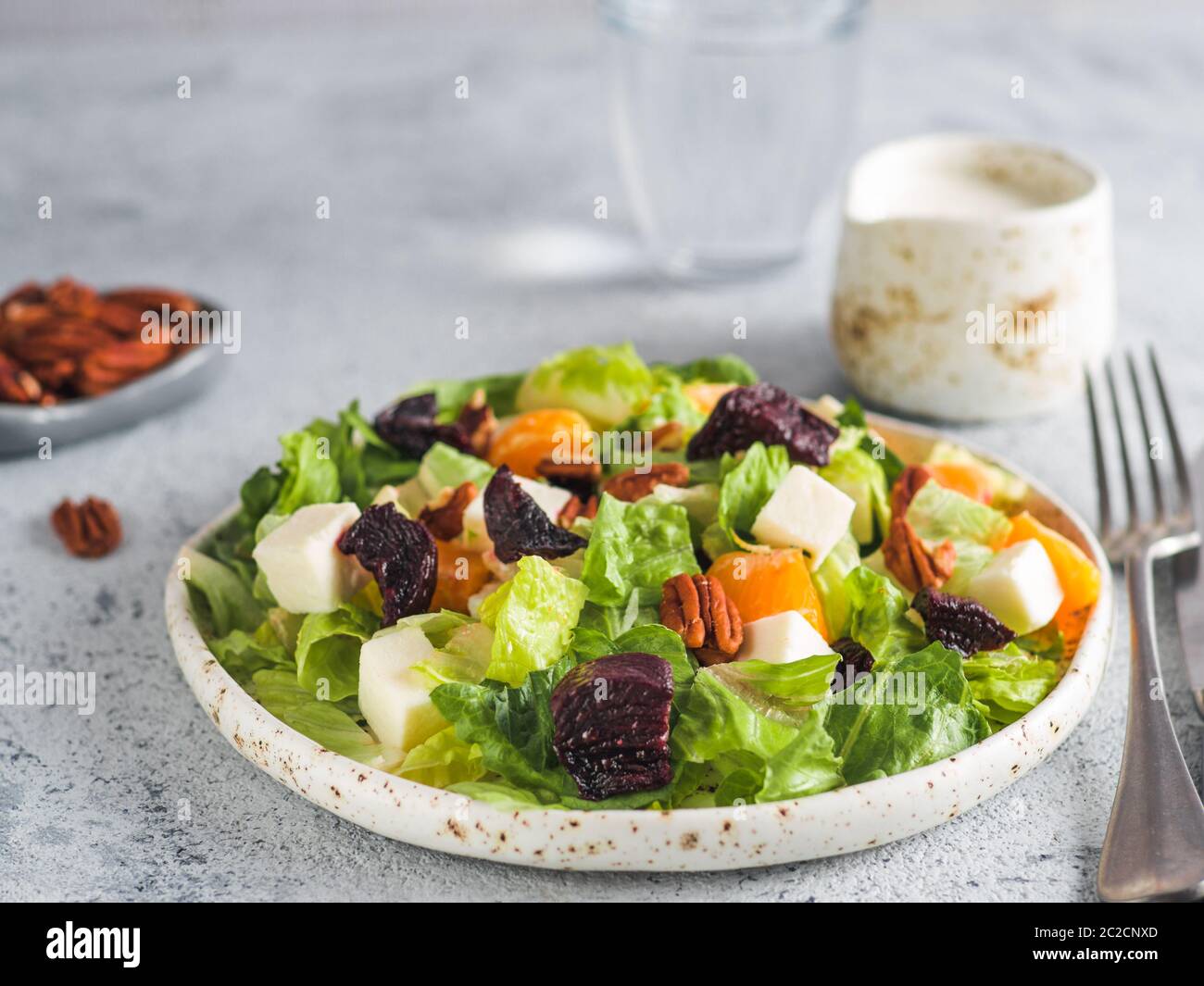 Rote Beete, Fetakäse und Orangen Salat. Stockfoto