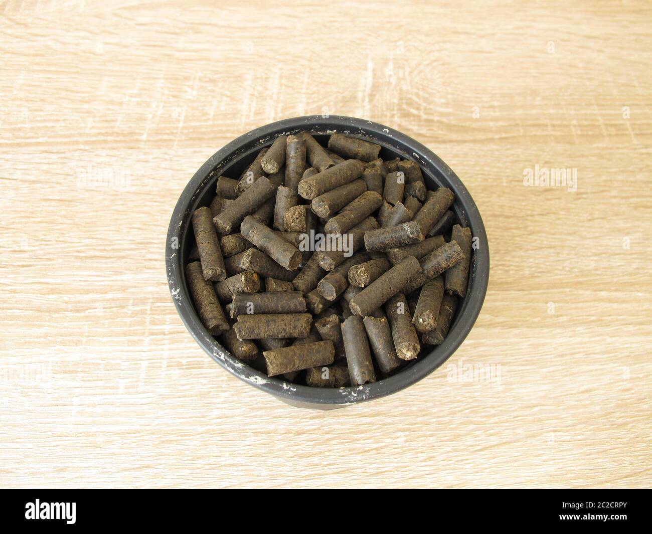 Nachhaltige, natürliche Pferdemist-Pellets als ökologischer Dünger für Pflanzen Stockfoto