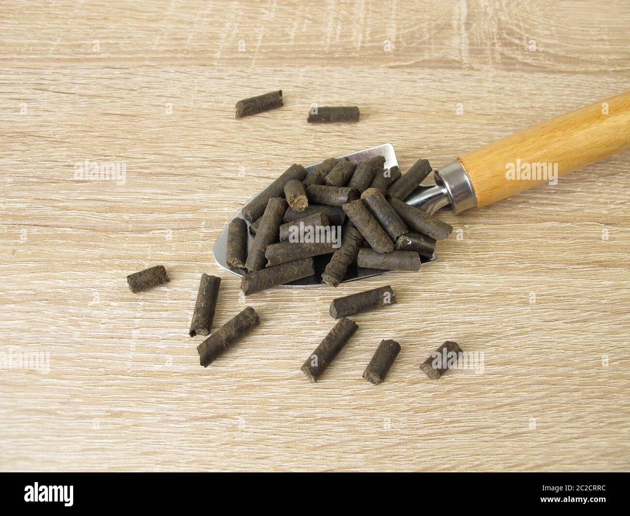 Nachhaltige, natrliche Pferdemist-Pellets als kologischer Dnger fr  Pflanzen Stockfotografie - Alamy