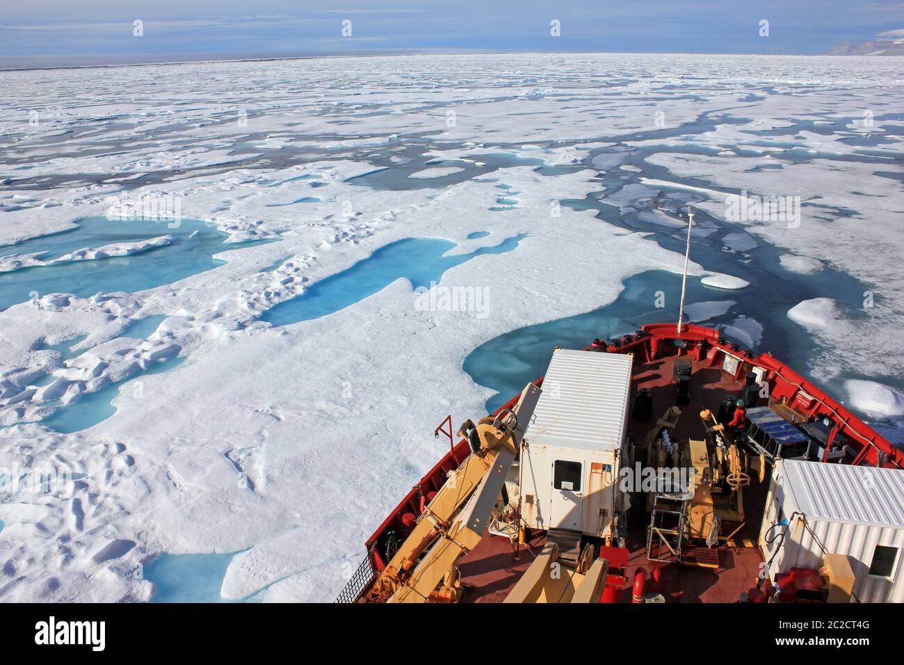 CCGS Amundsen, als sie im Lancaster Sound, Arctic Canada, durch das Eis bricht Stockfoto