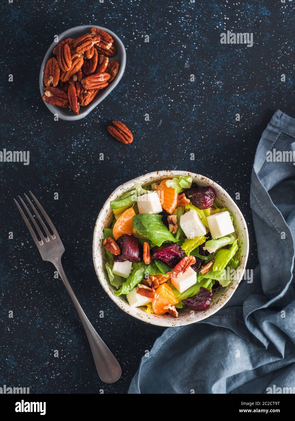 Rote Beete, Fetakäse und Orangen Salat. Stockfoto