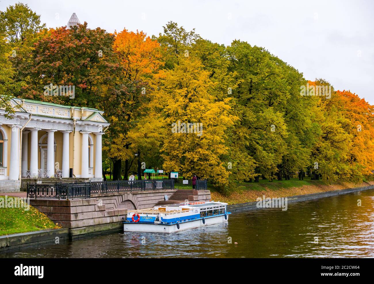 Rossi Pavillon auf Mojka Fluss Böschung in Michajlowskiy Garten im Herbst, St. Petersburg, Russland Stockfoto