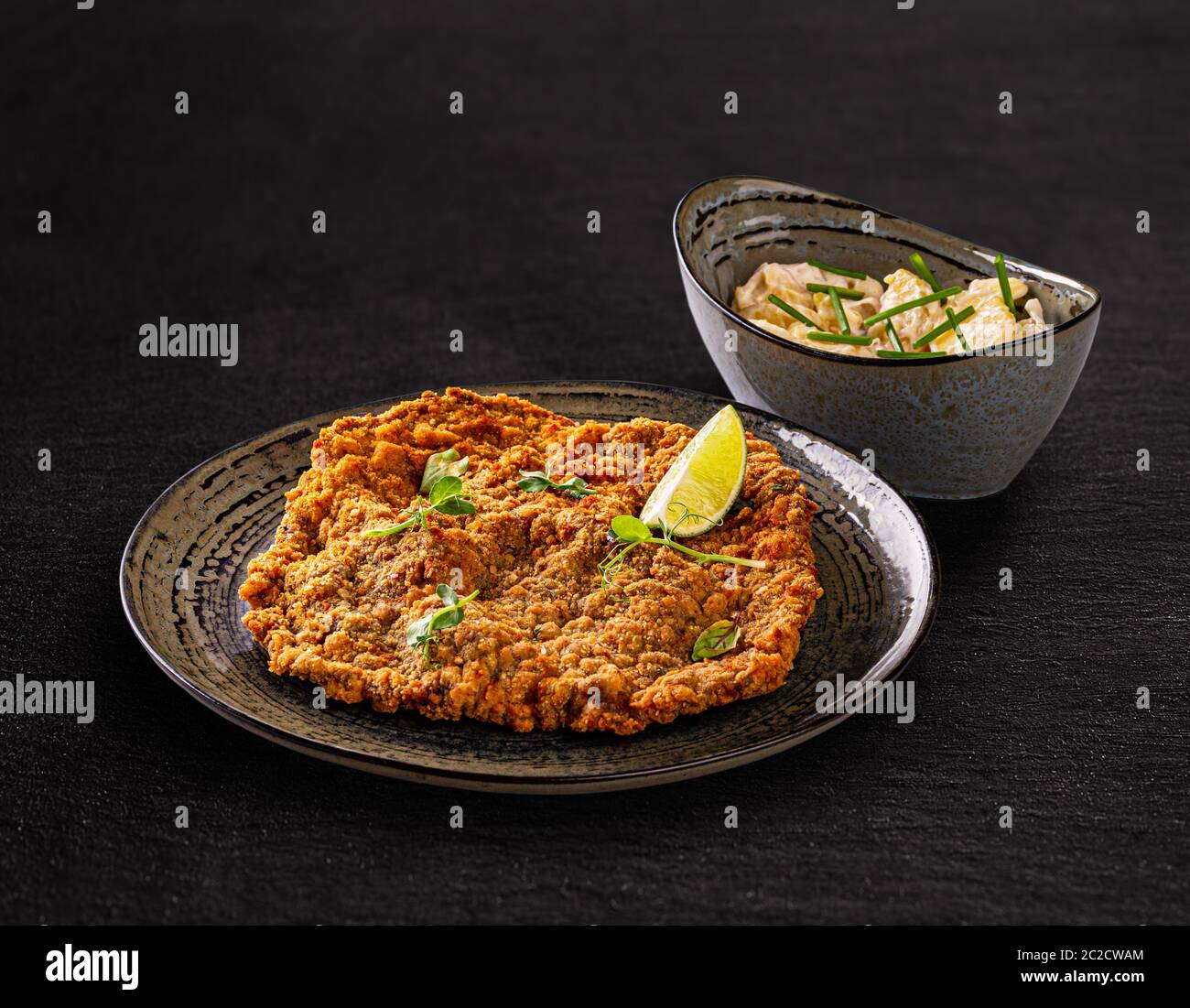 Riesige Kalbfleisch Wiener Schnitzel serviert mit Kartoffelsalat mit ...