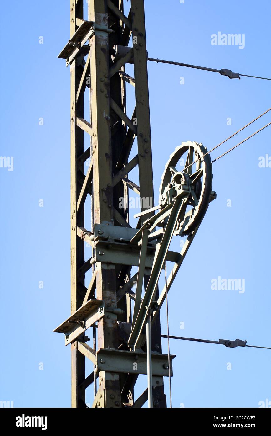 Eisenbahn-Infrastruktur - Schienen, Semaphore, Hochspannungsleitungen, keine Züge Stockfoto