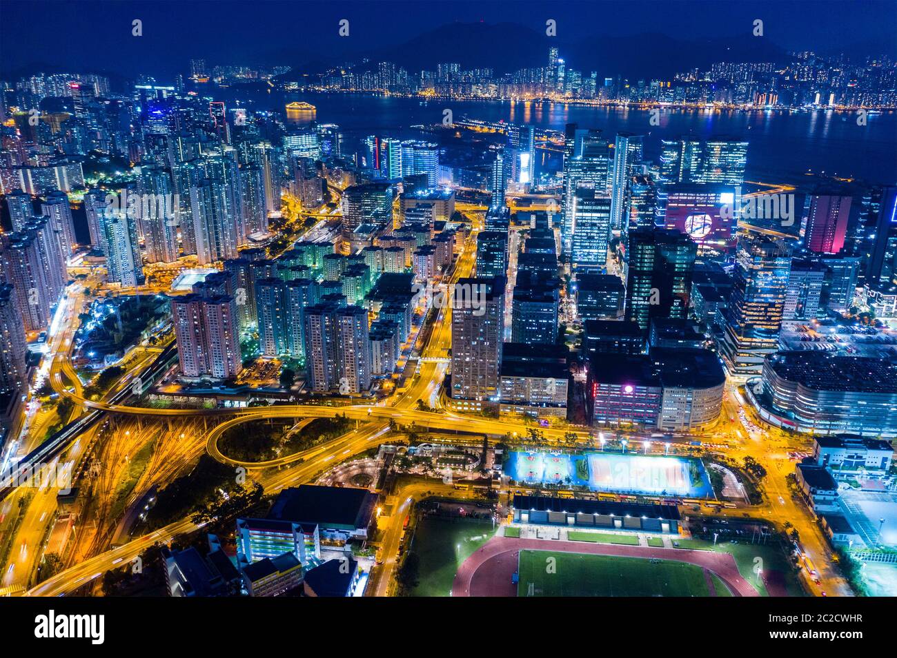 Kowloon Bay, Hongkong 25. April 2019: Blick von oben auf die Stadt Hongkong bei Nacht Stockfoto