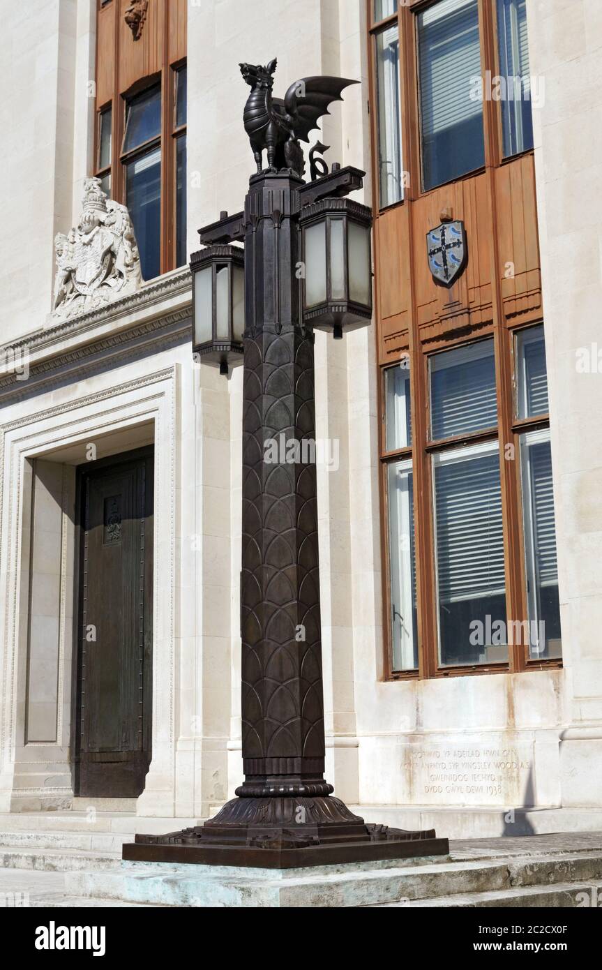 Welsh Dragon Lighting Colum, Welsh Office, Cathays Park, Cardiff, Wales. Stockfoto
