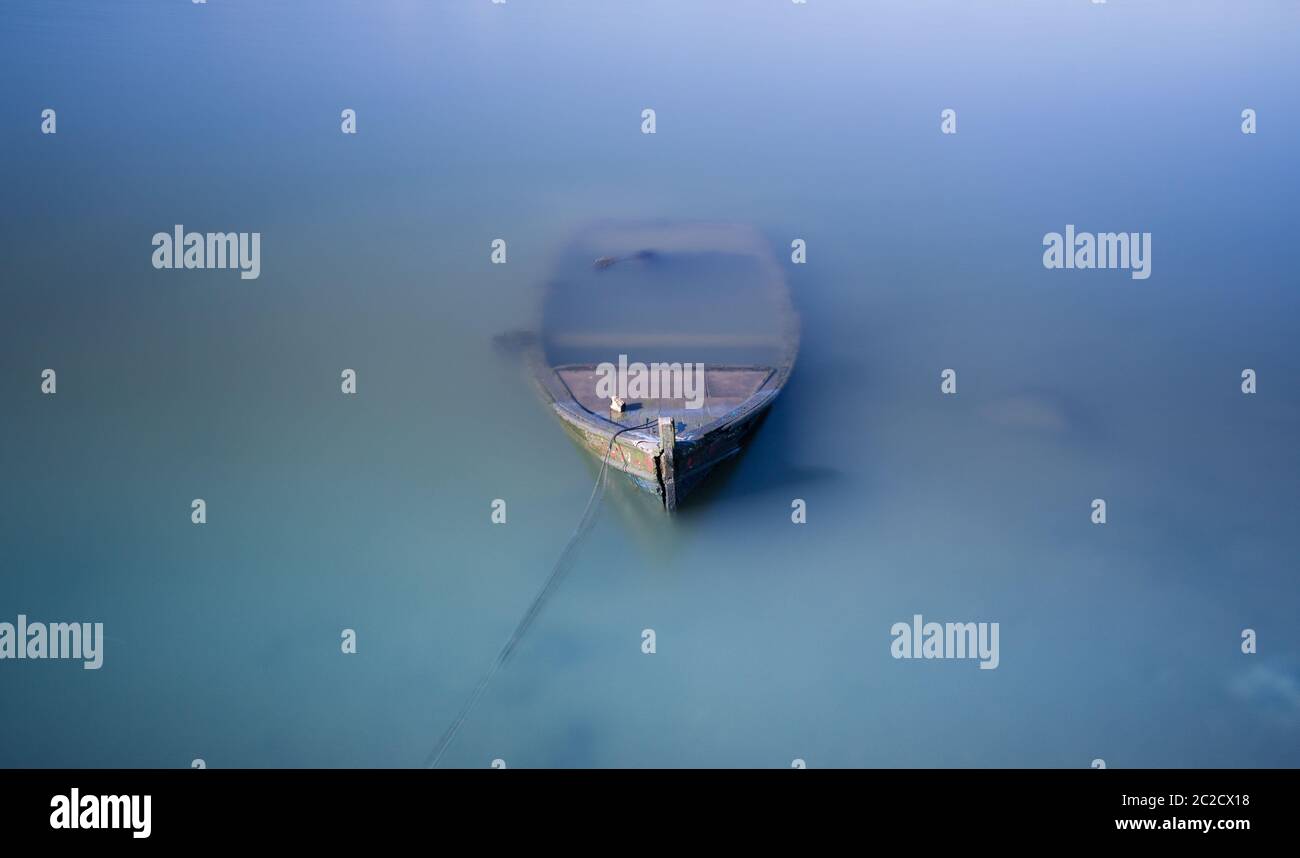 Allein im Wasser gelassen - dieser kleine Kerl wurde in der Mitte des Flusses gelassen, um von den Elementen zerstört zu werden Stockfoto