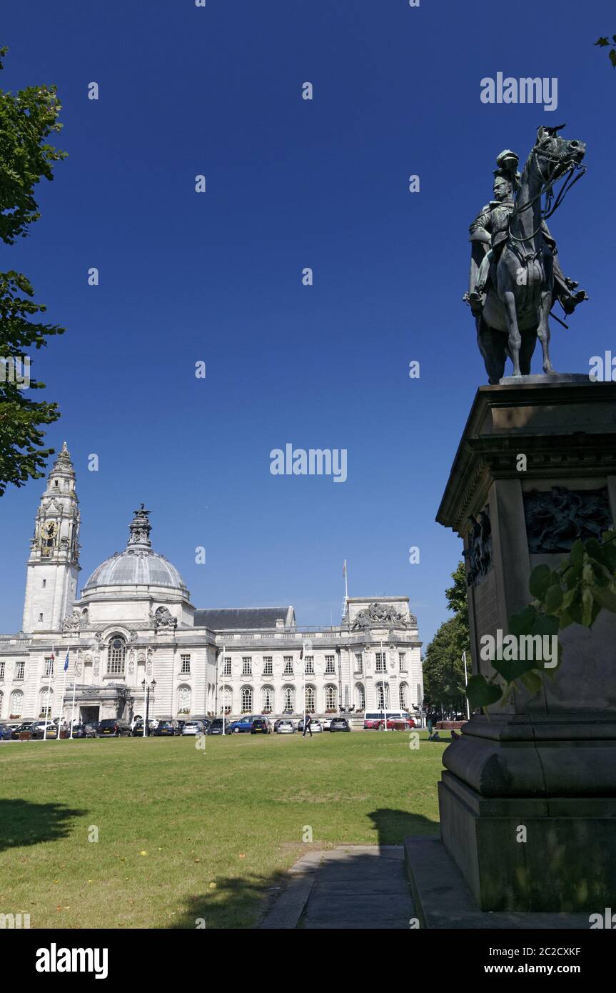Statue von Godfrey erste Viscout von Tredegar mit Cardiff Rathaus im Hintergrund, Cathays Park, Cardiff, Südwales, UK. Stockfoto