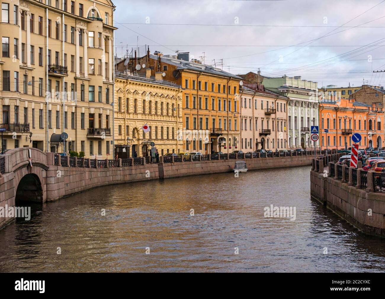 Bunte historische Gebäude am Moyka-Ufer, St. Petersburg, Russland Stockfoto